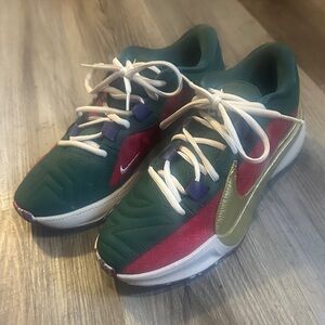 Brand New Zoom Freak 5 size 7